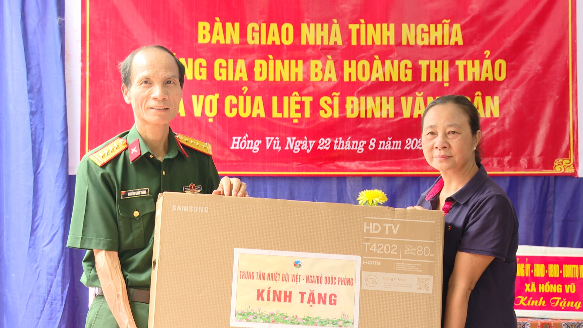 Trung tâm Nhiệt đới Việt - Nga bàn giao nhà tình nghĩa tặng gia đình thân nhân liệt sĩ